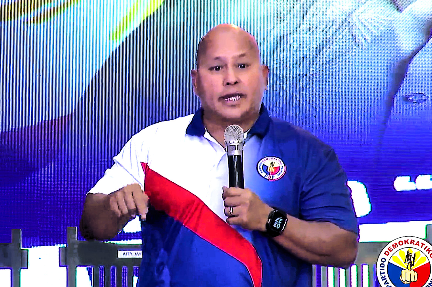 壇上に立つデラロサ議員=13日(PDPラバン公式フェイスブックより)