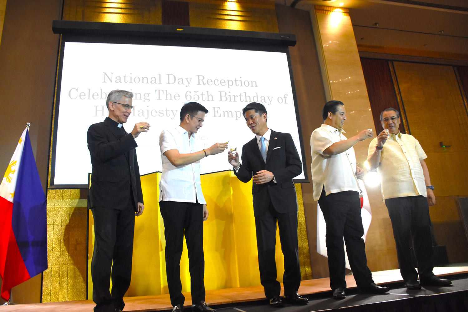 天皇誕生日祝賀会で乾杯する、写真右からゲスムンド最高裁長官、ロムアルデス下院議長、遠藤大使、エスクデロ上院議長、ブラウン駐比教皇大使=20日夜、首都圏タギッグ市BGCで竹下友章撮影