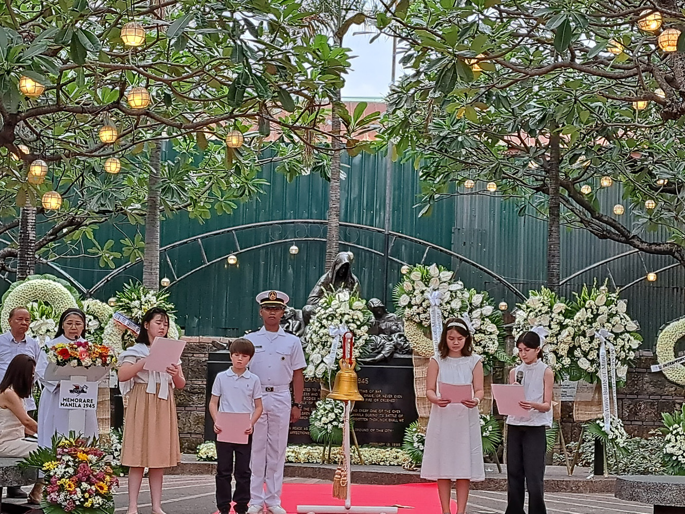 マニラ市街戦80周年慰霊祭で子どもたちの詩の朗読に合わせて鎮魂の鐘を鳴らす参加者ら=22日午前9時ごろ、澤田公伸撮影