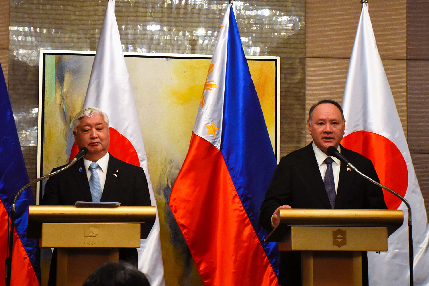 会見に望むテオドロ国防相(右)と中谷防衛相=24日午前11時過ぎ、首都圏マカティ市で竹下友章撮影