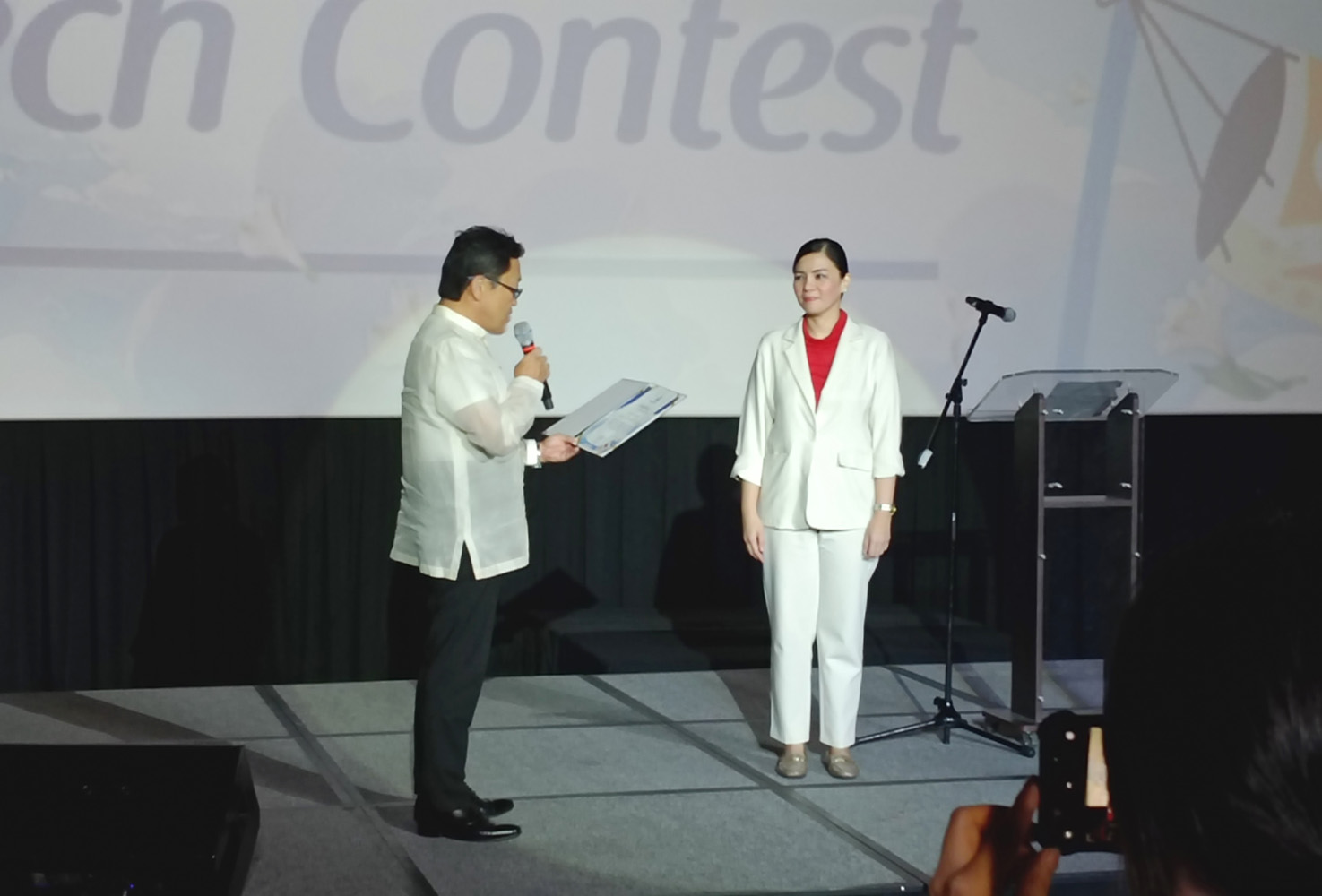 JFM鈴木所長から感謝状を受けるマリアカミル・クルズさん(右)=青柳一臣撮影