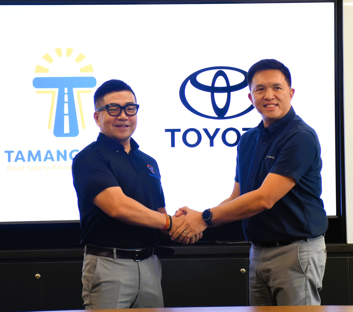 覚書を取り交わした後、握手するアクションの横田代表(左)とトヨタ・フィリピンのチュアリム副社長=25日、首都圏マカティ市で竹下友章撮影