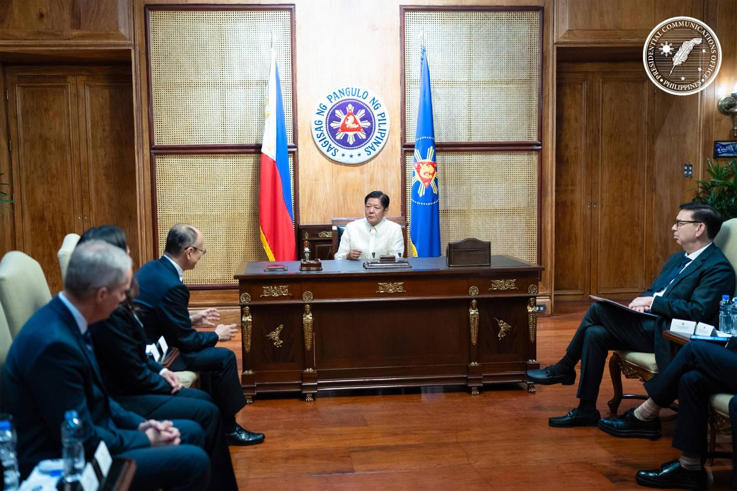 マルコス大統領と会談する神田ADB新総裁=大統領府報道班提供写真