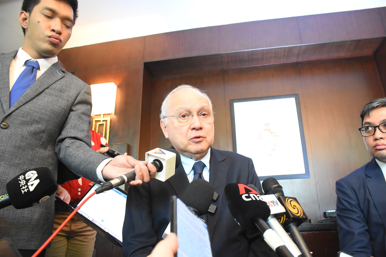 ロムアルデス駐米大使のスピーチ中に停電が続発したため、質疑は急きょボールルームから外光の入る廊下で実施された。同大使は「今や電話だけでなく、スピーチも監視されていると分かった」と冗談とも本気ともつかない発言で場を和ませた=3日、首都圏マニラ市ダイアモンドホテルで竹下友章撮影