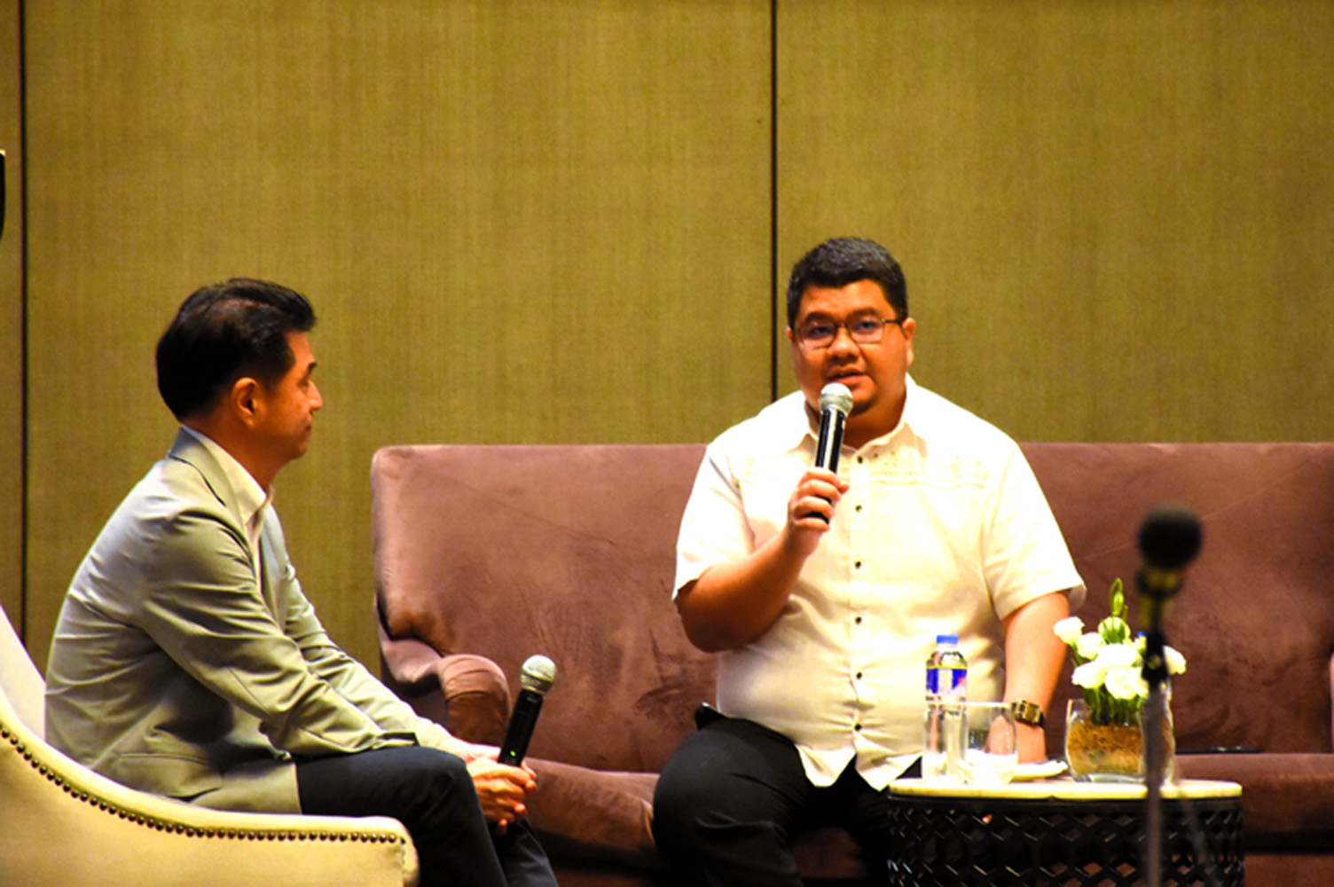 質疑に応じるモハメド・ペンダトゥン官房報道官(右)=3日、首都圏マニラ市ダイアモンドホテルで竹下友章撮影