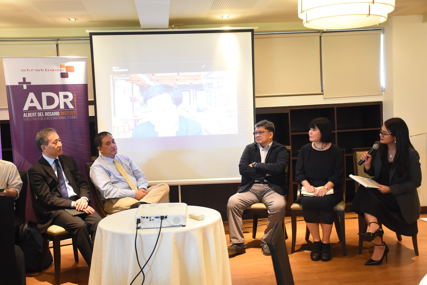 比日米安保に関し議論する専門家ら。左から日経新聞の秋田浩之氏、ラ・サール大のデカストロ教授、アテネオ大のジュードオン教授、神戸市外国語大の木場紗綾准教授。スクリーンに移っているのは慶応大の神保謙教授=7日午前、首都圏マカティ市で竹下友章撮影