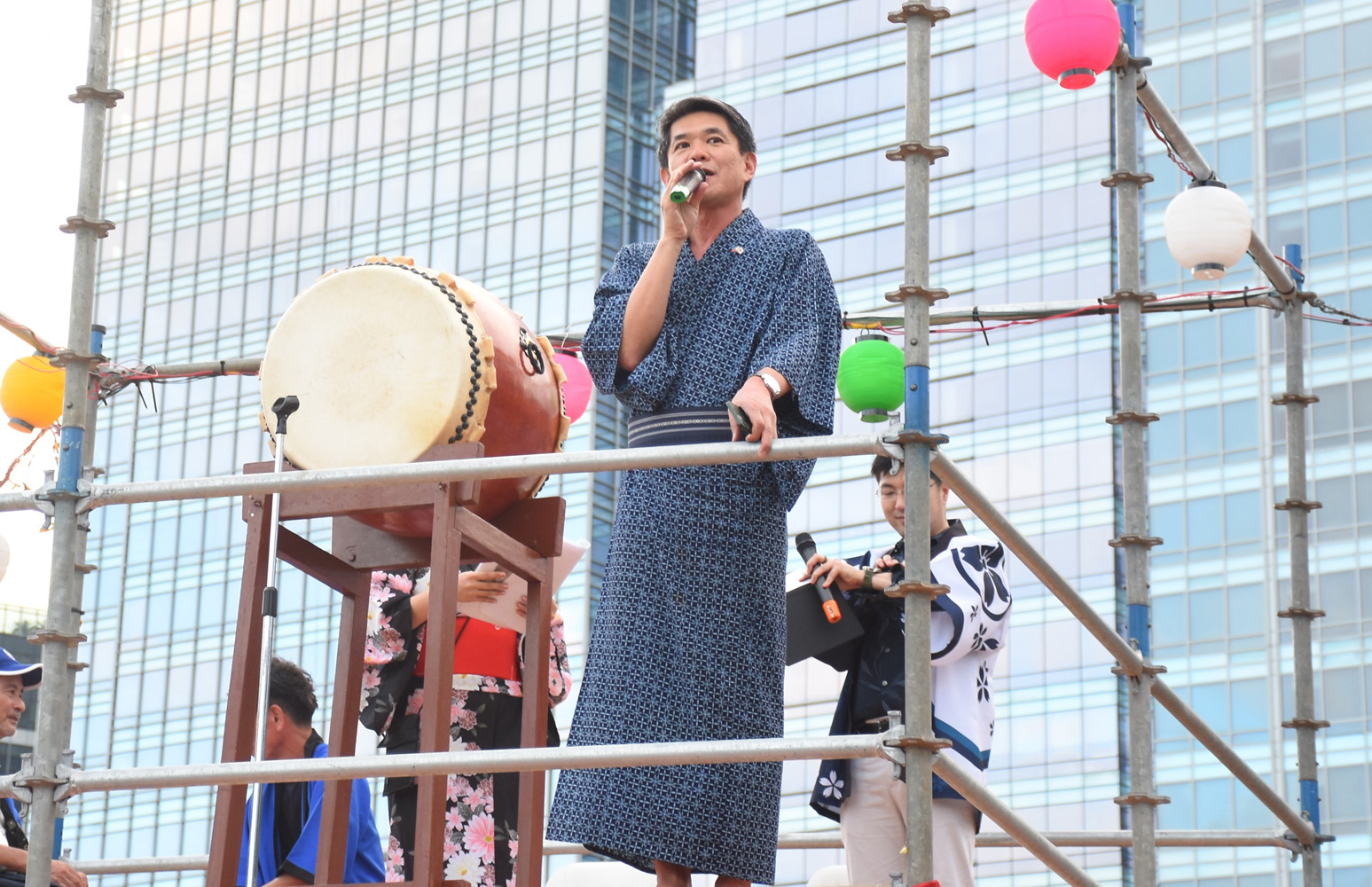 やぐらの上でスピーチする遠藤大使=8日、首都圏タギッグ市で竹下友章撮影