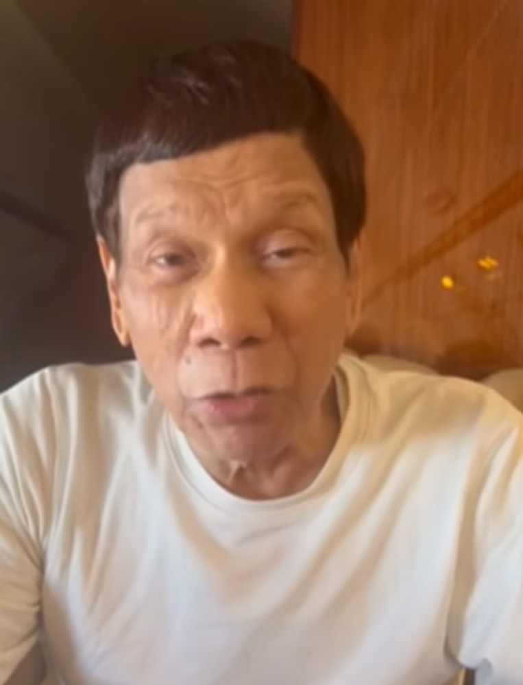 ICCに拘束される前に機内で配信を行ったドゥテルテ氏=比時間11日深夜