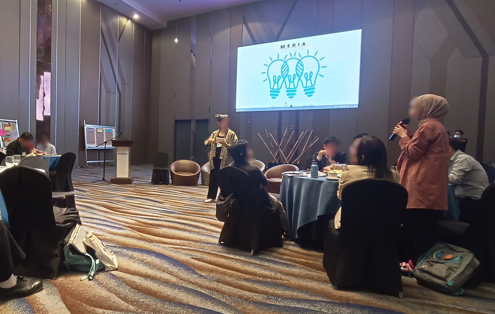 議論を交わすASEANの若手ジャーナリストら=3月、首都圏で竹下友章撮影