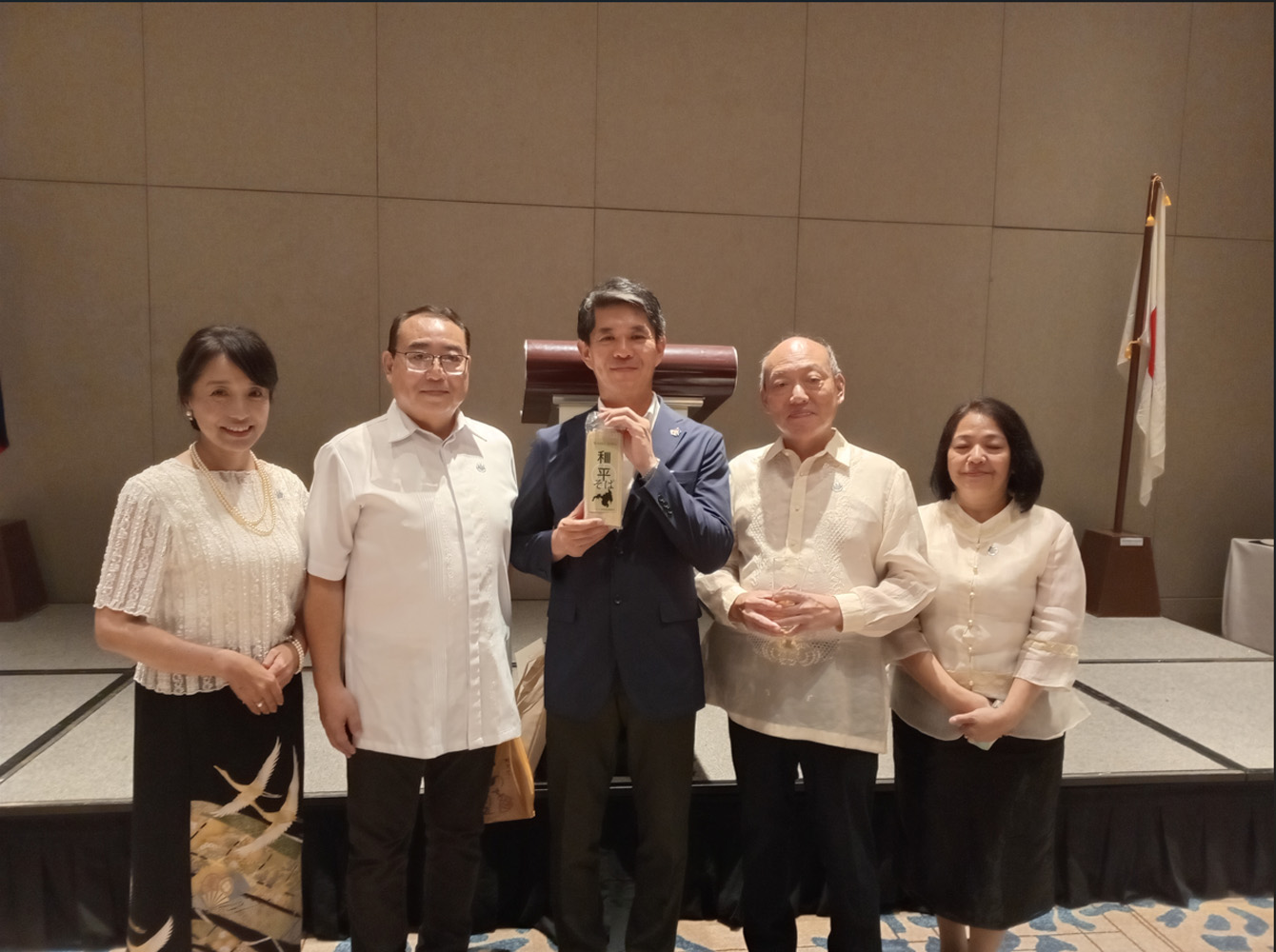 遠藤大使夫妻、石川総領事夫妻と湯川哲治氏(左から2人目)=湯川哲治提供