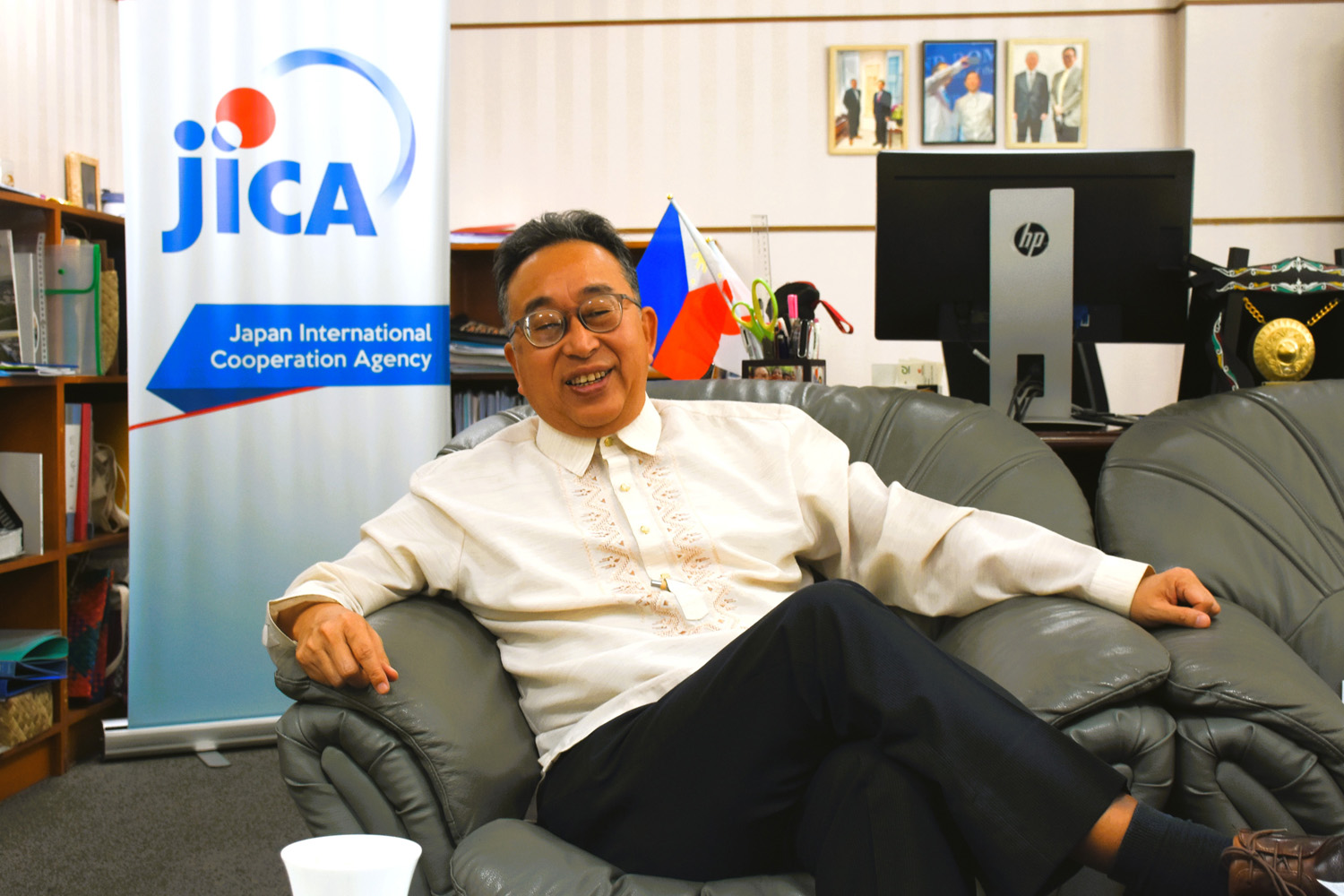 インタビューに応じる坂本威午所長=3月、首都圏マカティ市JICA事務所所長室で竹下友章撮影