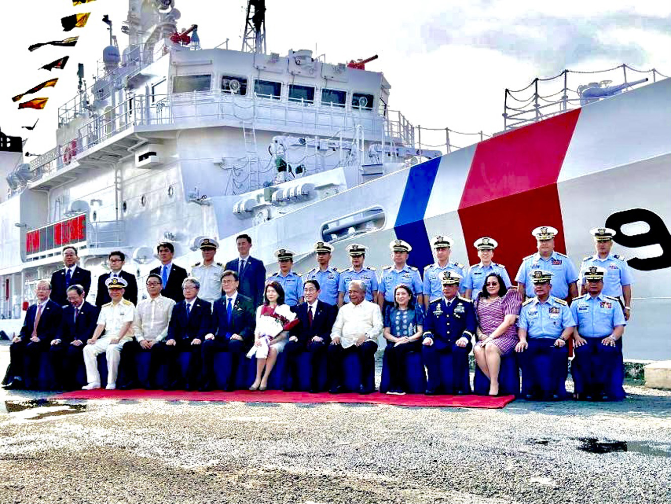 23年、岸田総理=当時=来比中に97メートル級多目的船前で(坂本前所長提供)