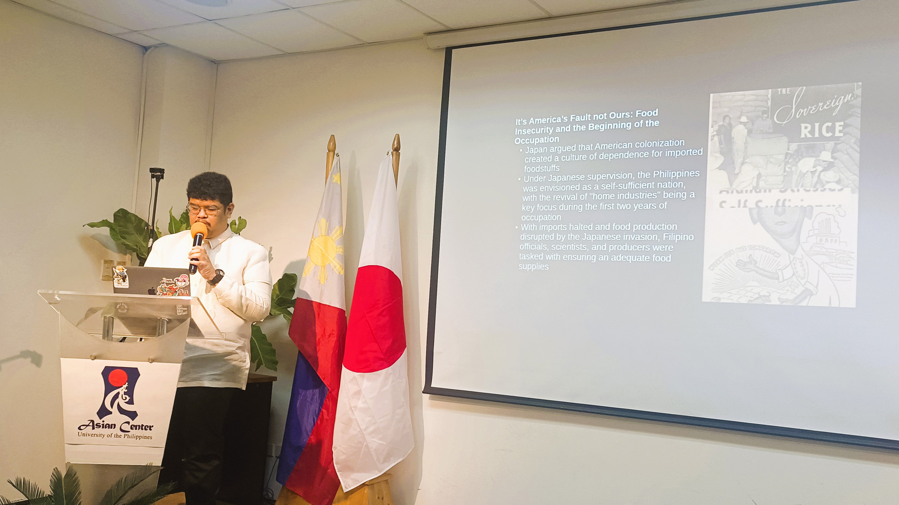 審査員・参加者の前で研究報告を行うアテネオ大のスマガイサイさん=3月下旬、首都圏ケソン市フィリピン大で竹下友章撮影