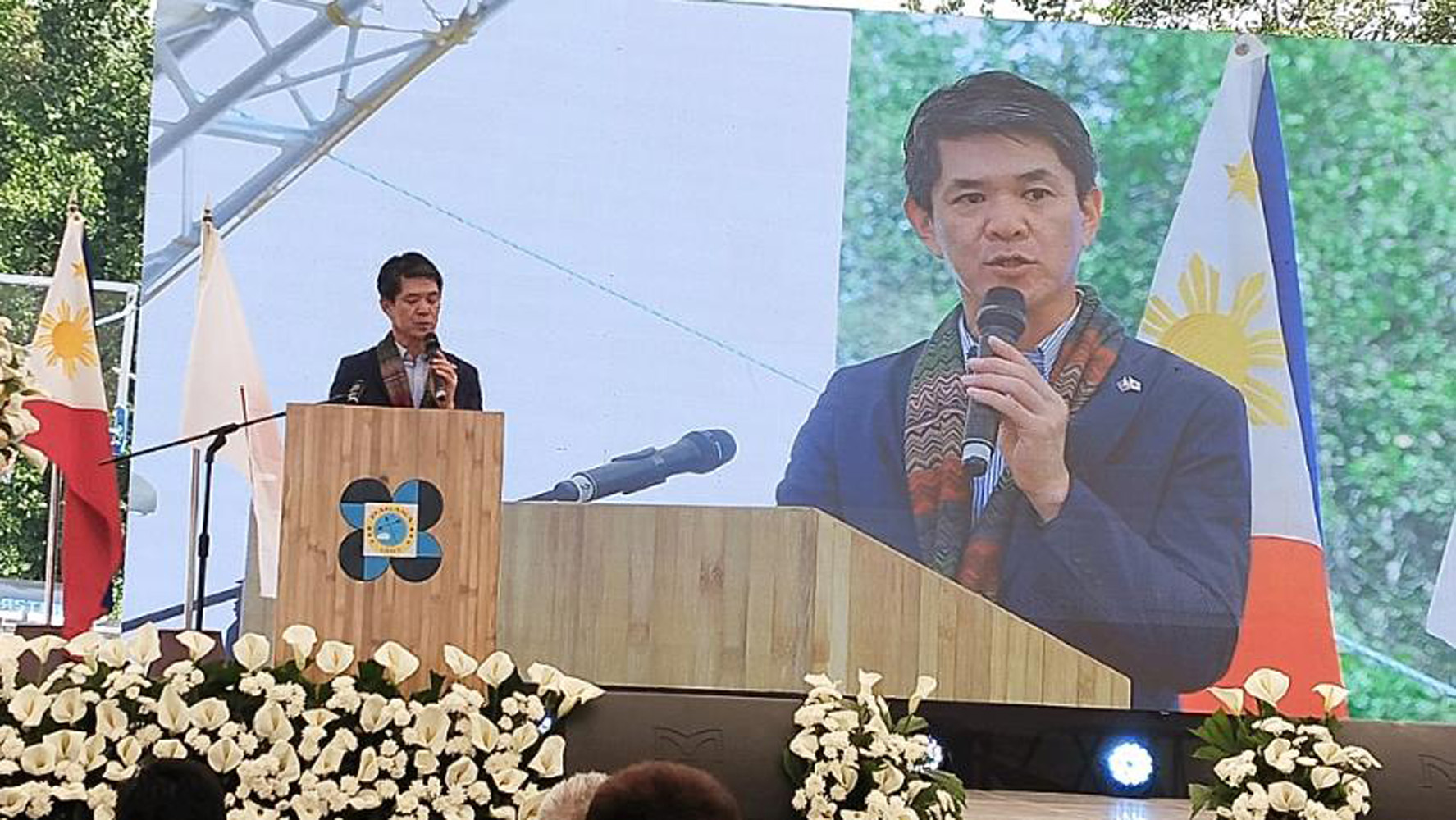 東ミサミス州エルサルバドル市で行われた洪水予報警報センター開所式でスピーチする遠藤大使=4日に同市でロビーナ・アシド撮影