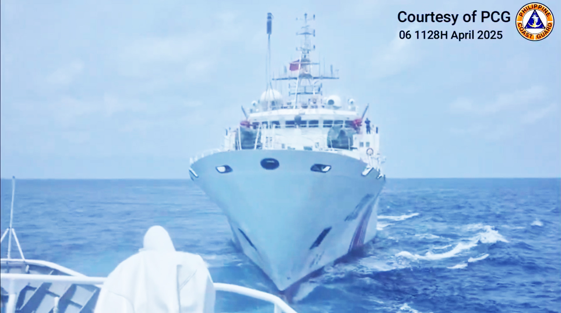 PCG船に接近する中国巡視船=6日、PCGが公開