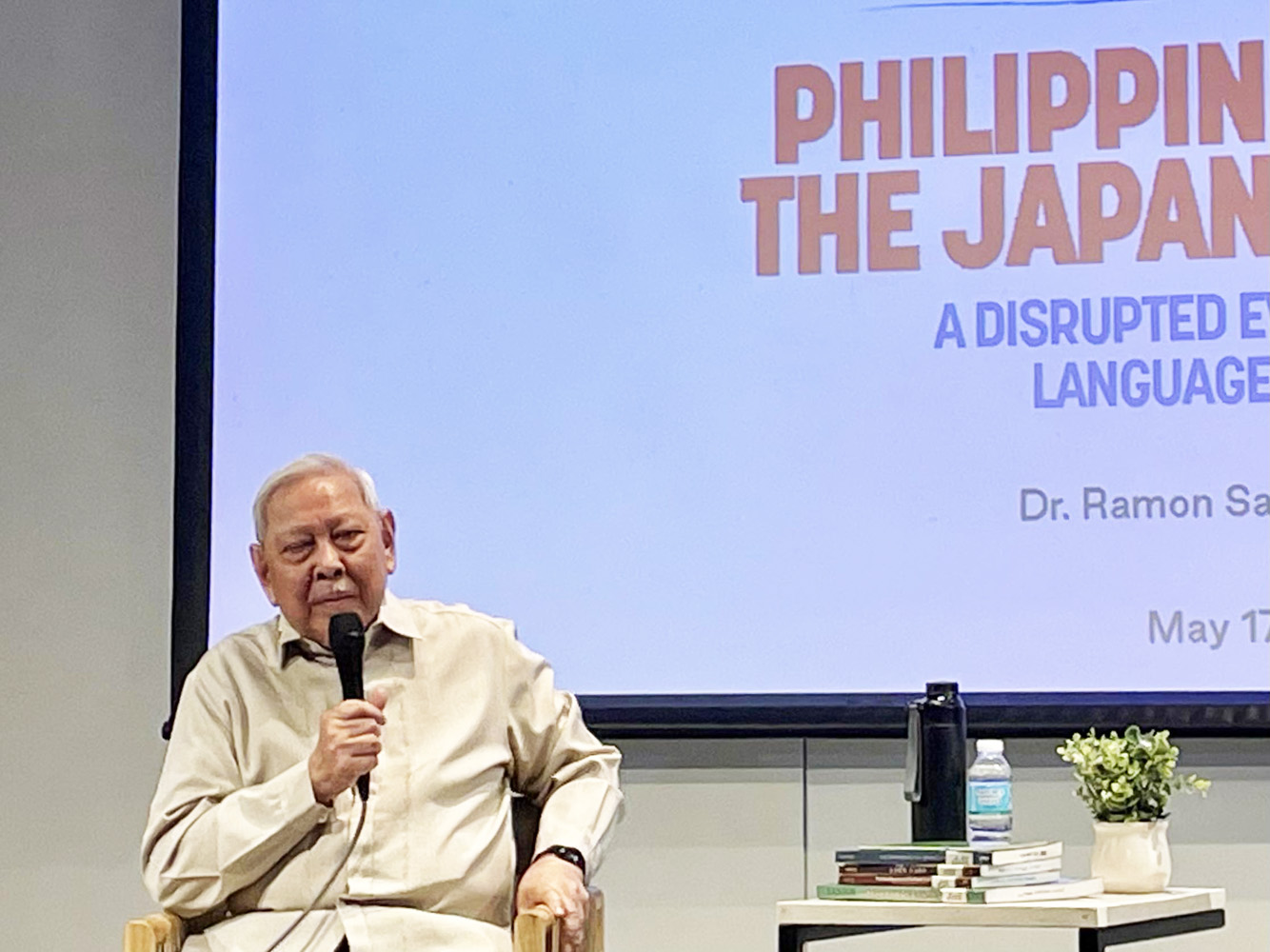 来場者の質問に答えるラモン・サントス氏=5月17日、マカティ市アヤラ博物館で宇井日菜撮影