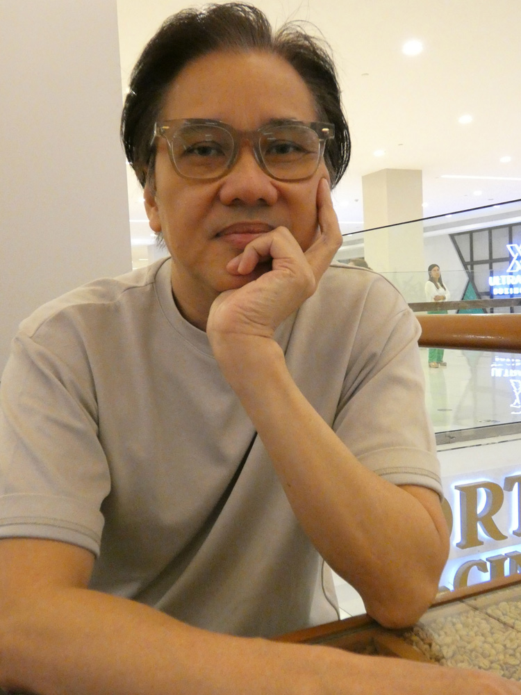 インタビューに応じるマイク・アルカザレン監督=4月28日に首都圏パシッグ市で澤田公伸撮影