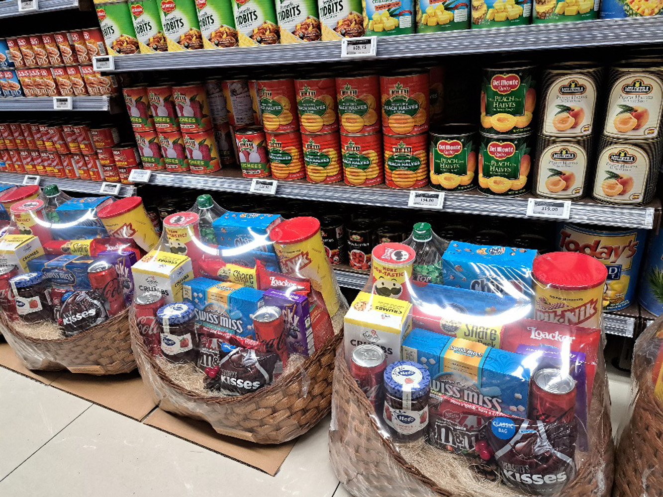 缶詰売り場に置かれていたクリスマスギフト用の食品詰合せセット(資料写真)