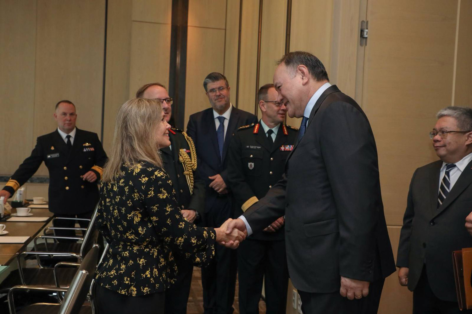 9月に韓国でカナダのベック国防副大臣(左)と会談したテオドロ国防相=比国防省提供