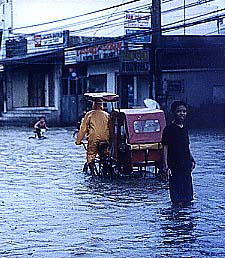 水深が40センチに達したマンダルーヨン市マイシロ通り=2日午後4時半ごろ写す