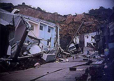 住宅地北東部にある山は頂上からえぐられたように崩れ落ちた=4日午後、アンティポロ市で写す
